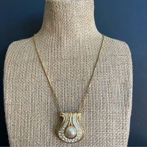 Elegant faux Pearl and rhinestone Pendant Necklace.